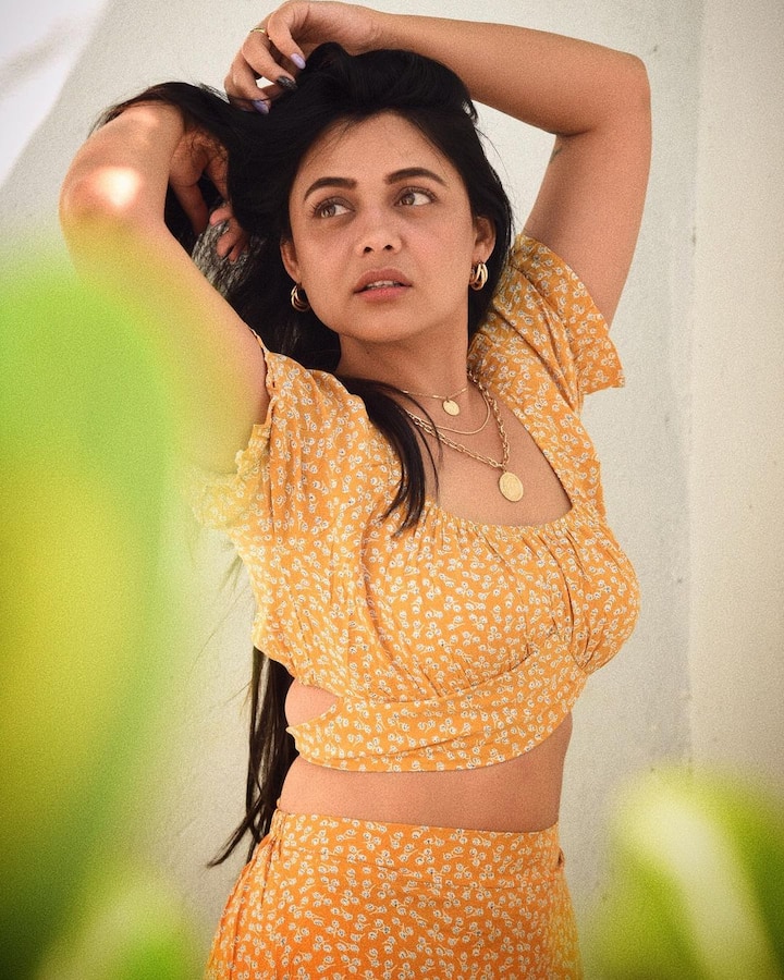 'नवीन मी' म्हणत तिने हे फोटो शेअर केले आहेत.  (Photo : @prarthana.behere/IG)