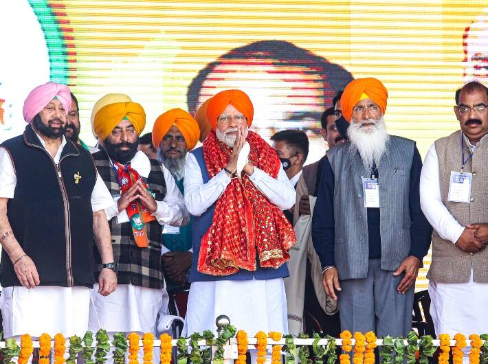 79 वर्षीय अमरिंदर सिंह (Amarinder Singh) ने पिछले साल पंजाब के मुख्यमंत्री पद और कांग्रेस से इस्तीफा देने के बाद अलग दल पंजाब लोक कांग्रेस का गठन किया था. पंजाब लोक कांग्रेस ने बीजेपी के साथ गठबंधन किया है और 37 सीटों पर चुनाव लड़ रही है. इस गठबंधन में सुखदेव सिंह ढींढसा के नेतृत्व वाला शिअद (संयुक्त) दल भी शामिल है और 15 सीटों पर चुनाव लड़ रही है. बीजेपी ने राज्य में 65 सीटों पर उम्मीदवार उतारे हैं.  पंजाब की 117 विधानसभा सीट के लिए मतदान 20 फरवरी को होगा.
