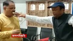 Jalpaiguri: বিক্ষুব্ধ তৃণমূল নেতার মান ভাঙালেন জেলা তৃণমূল মুখপাত্র, উপহারে দিলেন নেত্রীর ছবি ও গীতা। Bangla News