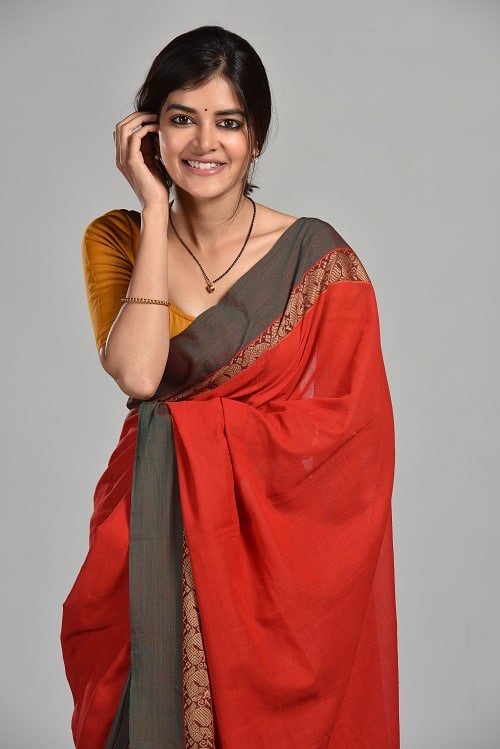 ছবিতে মধুমিতার চরিত্র একজন হাসিখুশি অল্পবয়সী মেয়ের, নাম মিঠি (Mithi)। পর্দার প্রীতম (Preetam) ওরফে বিক্রমের সঙ্গে বিয়ের পর পদবি পরিবর্তন করতে রাজি হয় না মধুমিতা।