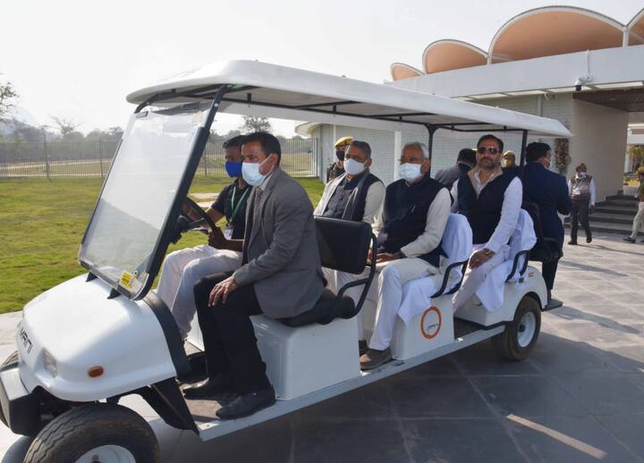 मुख्यमंत्री नीतीश कुमार ने कहा कि, इस ज़ू सफारी में 5 तरह के जानवर रखे गए हैं- बाघ, शेर, भालू, तेंदुआ और हिरण. इन जानवरों की देखरेख का निर्देश दिया गया है. पर्यटक गाड़ियों में बैठकर खुले में विचरण करते जानवरों को देख सकेंगे. पर्यटकों की सुविधाओं और यहां रह रहे वन्य जीवों का विशेष ध्यान रखने को कहा है.