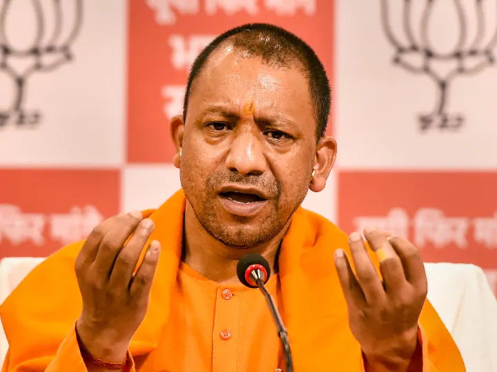 UP Election 2022: सपा अध्यक्ष पर जमकर बरसे सीएम योगी, कहा- 'अखिलेश यादव अपने पिता जी के पैर नहीं छूते, मंच पर...'