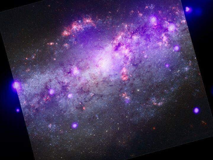 The gravitational interaction between two merging galaxies can trigger waves of star formation. This happens in NGC 4490, a spiral galaxy which has collided with a smaller galaxy to the upper right but not seen in the image | Photo: NASA Chandra X-ray Observatory