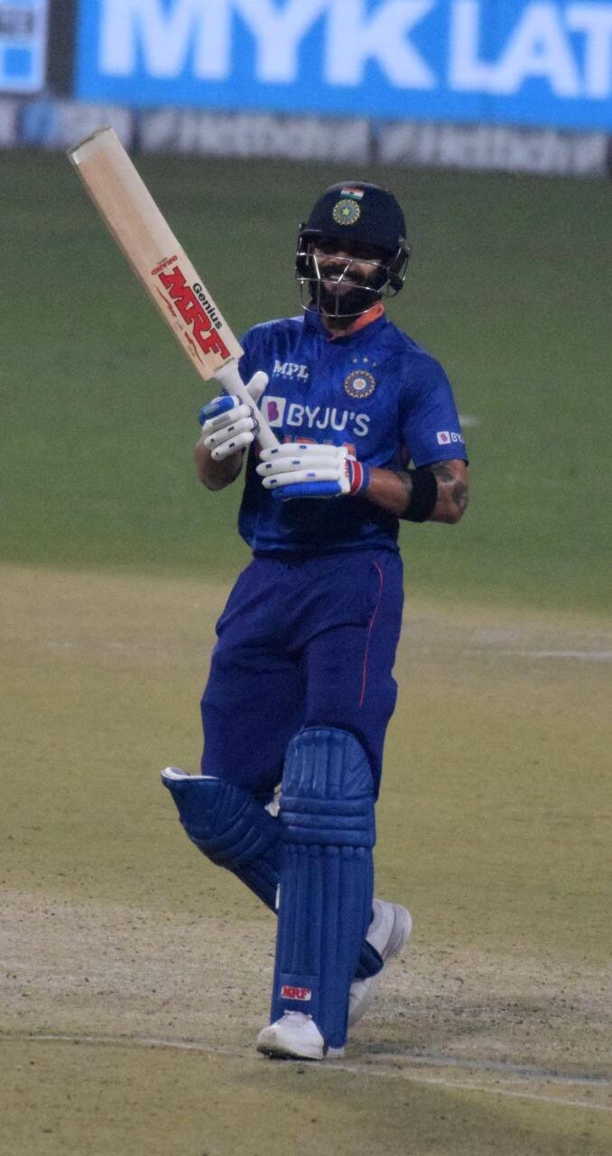 ওয়েস্ট ইন্ডিজকে দ্বিতীয় টি-টোয়েন্টিতেও হারিয়ে এক ম্যাচ বাকি থাকতেই সিরিজ জিতে নিল ভারত। সেই সঙ্গে ইডেনে আর একটি মাইলফলকও তৈরি হয়ে গেল শুক্রবার। আন্তর্জাতিক টি-টোয়েন্টি ম্যাচে একশোতম জয় পেল টিম ইন্ডিয়া (Team India)।