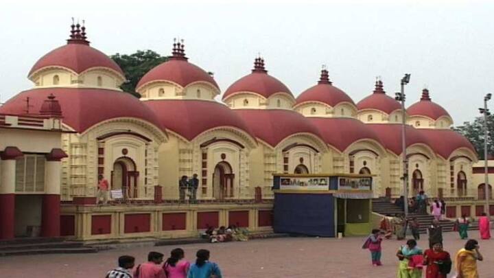 শিশু বয়সে পিতৃহারা হন রামকৃষ্ণ দেব। কিশোর বয়সে দাদা রামকুমার সঙ্গে চলে আসেন কলকাতায়। ১৮৫৫ সালে রানি রাসমনির উদ্যোগে তৈরি হয় দক্ষিণেশ্বর মন্দির। তখন সেখানেই পুরোহিত হিসেবে নিযুক্ত হন রামকুমার।