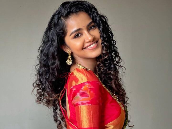 అనుపమా పరమేశ్వరన్.. కుర్రాళ్ల పర్మినెంట్ క్రష్. ఈ రోజు పుట్టిన రోజు జరుపుకుని ఫుల్ ఖుషీగా ఉంది. మన యూత్ అంతా ఆమెను అను ఉప్మా అని ముద్దుగా పిలుచుకుంటారు. ఆ పిలుపంటే.. అనుపమకు కూడా చాలా ఇష్టమండి. కానీ, ఇష్టమంది కదా అని అదేపనిగా పిలవకండి. అనుపమా వంటి అందమైన పేరు ఉన్నప్పుడు.. అనవసరంగా మనకు ఇష్టంలేని ఉప్మాతో పోల్చడం ఎందుకు చెప్పండి. మొన్నటి వరకు పక్కింటి అమ్మాయిలా.. ఎంతో సాంప్రదాయకంగా కనిపించిన అనుపమా.. అకస్మాత్తుగా రూటు మార్చింది. ‘రౌడీ బాయ్స్’ సినిమాలో ఒక్కసారిగా కిస్సింగ్ క్వీన్ అయిపోయింది. కరోనా వచ్చినా హుషారుగా కాలర్ ఎగరేసుకుని తిరిగేసిన కుర్రాళ్లు.. ఆ సీన్స్ చూసి ఒక్కసారే మంచాన్న పడ్డారు. చాలామంది గుండె పగిలిందని హెల్త్ రిపోర్ట్స్ అందాయి. మరి అనుపమా అదే రూటులో కొనసాగుతుందా? లేదా మళ్లీ పాత రూటులోకే వచ్చేస్తుందా అనేది చూడాల్సి ఉంది. ప్రస్తుతం ఆమె చేతిలో మూడు చిత్రాలు ఉన్నాయి. ‘కార్తికేయ-2’, ‘18 పేజేస్’, ‘బటర్ఫ్లై’ సినిమాలు సిద్ధమవుతున్నాయి. శుక్రవారం అనుపమా పరమేశ్వరన్ పుట్టిన రోజు సందర్భంగా ఆయా సినిమాల్లో ఆమె లుక్ను రిలీజ్ చేశారు. అలాగే అను బేబీ కూడా బర్త్డే నేపథ్యంలో అచ్చతెనుగు పడుచులా ముస్తాబైన ఫొటోలను అభిమానులతో పంచుకుంది. వాటిని ఇక్కడ చూసేయండి. - Image Credit: Anupama Parameswaran/Instagram