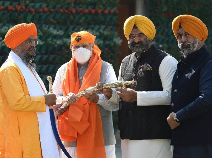 बीजेपी नेता मनजिंदर सिंह सिरसा ने कहा कि प्रधानमंत्री मोदी ने बैठक में कहा कि वह हर दिन समुदाय के लिए काम करना चाहते हैं और उन्होंने अफसोस जताया कि पिछली कांग्रेस सरकारों ने करतारपुर साहिब जैसे सिखों के पवित्र स्थलों को भारतीय क्षेत्र में लाने के मौके गंवा दिए. सिरसा ने एक संवाददाता सम्मेलन में मोदी के हवाले से कहा कि यदि प्रयास किए जाते तो पाकिस्तान के साथ 1965 और 1971 के युद्धों के बाद वह क्षेत्र भारत को मिल सकता था.