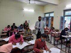BSEB Matric Exam 2022: सेंटर के बाहर नकल के लिए पर्ची तैयार करते दिखे छात्र, खूब Viral हो रही है तस्वीर