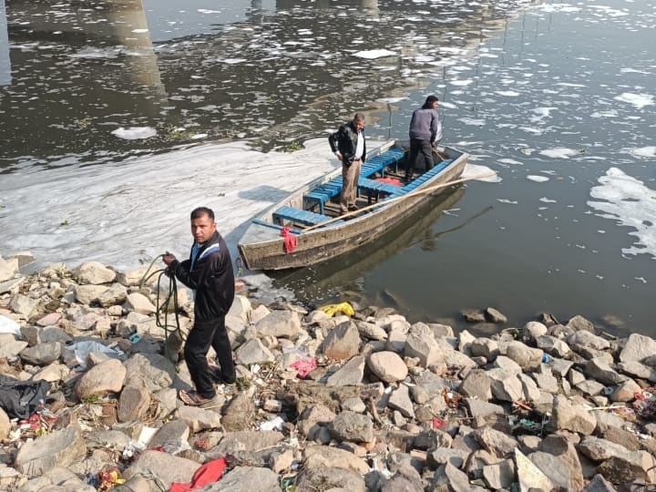 Delhi mother daughter jumped in Yamuna river divers could not search so far ANN Delhi: चार साल की बेटी को लेकर यमुना में कूदी महिला, रेस्क्यू के लिए बैराज से पानी का बहाव रोका गया