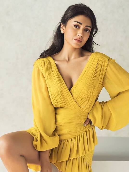 साउथ ब्यूटी Shriya Saran हैं बेहद खूबसूरत