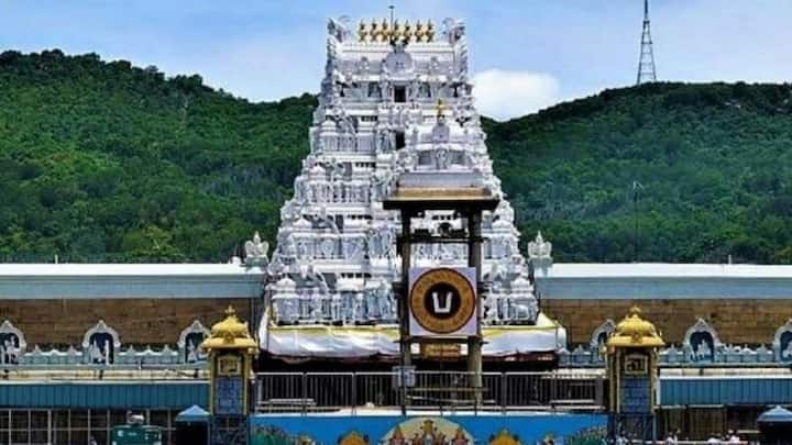 ভক্তসমাগমে বাধা হয়ে দাঁড়িয়েছিল অতিমারি। করোনার প্রকোপ কমলেও, পরিস্থিতি এখনও স্বাভাবিক হয়নি। তার প্রভাব পড়েছে মন্দিরের দানপেটিতেও।