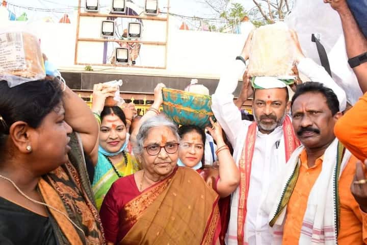 కరోనా వ్యాప్తి కొనసాగుతున్నందున మేడారం జాతర ప్రారంభానికి 10 రోజుల ముందు నుంచి భక్తులు దర్శించుకుంటున్నారు.