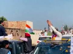 Punjab चुनाव से आई दिल जीतने वाली वीडियो, कांग्रेस उम्मीदवार ने आप कैंडिडेट पर बरसाए फूल