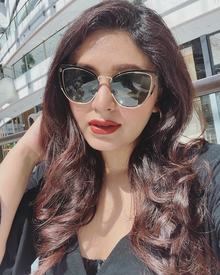 ছবি শেয়ার করে ঋতাভরী লিখেছেন, 'কফি এবং আরও অনেক কিছু। সেইসঙ্গে তিনি যোগ করে দিয়েছেন 'দুবাই ডায়েরিজ' কথাটা।