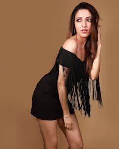 Neha Shetty Photos: బ్లాక్ డ్రెస్సులో 'డీజే టిల్లు' పిల్ల కెవ్వు కేక