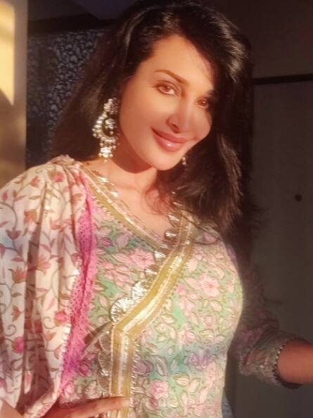 'गंदी बात' फेम फ्लोरा सैनी की खूबसूरती के हो जाएंगे कायल