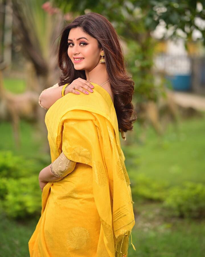 সামনেই নতুন ছবির শ্যুটিং। তবে এখনও আনুষ্ঠানিক ঘোষণা না হওয়ায় সেই ছবি নিয়ে মুখ খুলতে নারাজ নায়িকা। তবে তার আগে ছুটি কাটিয়ে শহরে ফিরতে চান তিনি।