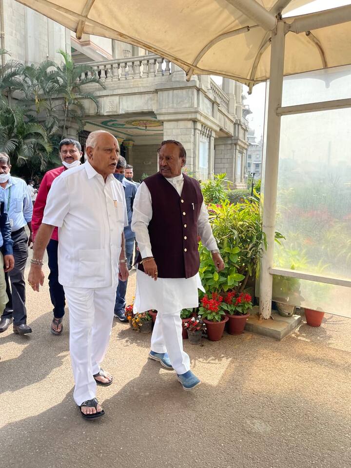 भविष्यात तिरंग्याची जागा हा भगवा ध्वज घेऊ शकतो, लाल किल्ल्यावर भगवा फडकू शकतो असं वादग्रस्त वक्तव्य कर्नाटकचे मंत्री केएस ईश्वराप्पा यांनी केलं होतं.