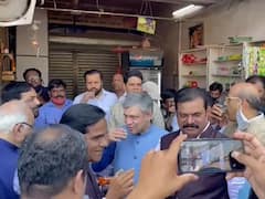 Railway Minister Ashwini Vaishnaw Travels In Mumbai Local, Has Tea Outside Station | WATCH