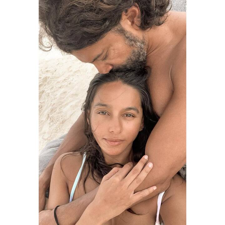काही काळापूर्वी फरहानचे वडील, प्रसिद्ध गीतकार आणि पटकथा लेखक जावेद अख्तर यांनी लग्नाबाबत अनेक खुलासे केले होते. तसेच, आपली सून शिबानी दांडेकरचे कौतुक करताना जावेद अख्तर म्हणाले होते की, 'ती खूप चांगली मुलगी आहे. मला आणि माझ्या कुटुंबाला ती खूप आवडते. विशेष म्हणजे फरहान आणि शिबानीची केमिस्ट्री चांगलीच जमली आहे.’ फरहान आणि शिबानीने जवळपास चार वर्षे एकमेकांना डेट केल्यानंतर लग्नाचा निर्णय घेतला आहे.(photo:shibanidandekar/ig)