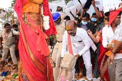 Bandi Sanjay At Medaram Jatara: మేడారంలో మొక్కులు చెల్లించిన బీజేపీ చీఫ్ బండి సంజయ్