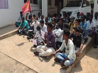 கடலூர் : ஆளுங்கட்சியினர் பணப்பட்டுவாடா செய்வதாக குற்றச்சாட்டு.. நாம் தமிழர் கட்சியினர் தர்ணா