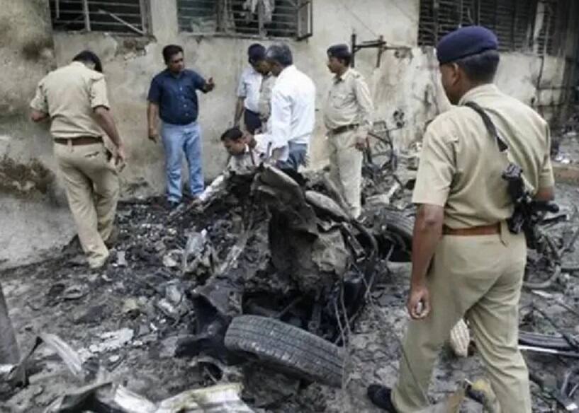 2008 में हुए Ahmedabad Serial Blast में आज सुनाई जाएगी 49 दोषियों को सजा, 56 लोगों की गई थी जान Gujarat News: 49 convicted in Ahmedabad serial blast case, sentence today 2008 में हुए Ahmedabad Serial Blast में आज सुनाई जाएगी 49 दोषियों को सजा, 56 लोगों की गई थी जान