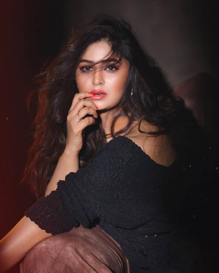 সদ্য শ্যুটিং ফ্লোর থেকে একটি মজার রিল ভিডিও শেয়ার করেছিলেন ঋতাভরী। লাল বেনারসি, ভারি গয়নায় সেজেছেন ঋতাভরী চক্রবর্তী।