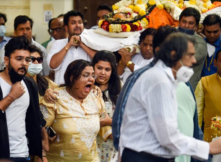 ভারতীয় সঙ্গীত হারাল তার ডিস্কো কিং’কে। বৃহস্পতিবার, সকাল ১০টা নাগাদ জুহুর লাহিড়ি হাউস থেকে শুরু হয় তাঁর অন্তিম যাত্রা।