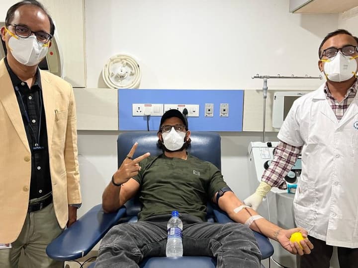 Hrithik Roshan Donates His Rare Blood Type Hrithik Roshan Donates His Rare Blood Type
