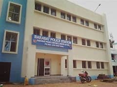 Barasat: পুলিশ সেজে ভিড় বাস থেকে যাত্রীকে নামিয়ে 'ছিনতাই', 'লুঠ' স্বর্ণ ব্যবসায়ীর থেকেও| Bangla News