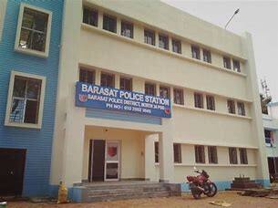 Barasat: পুলিশ সেজে ভিড় বাস থেকে যাত্রীকে নামিয়ে 'ছিনতাই', 'লুঠ' স্বর্ণ ব্যবসায়ীর থেকেও| Bangla News