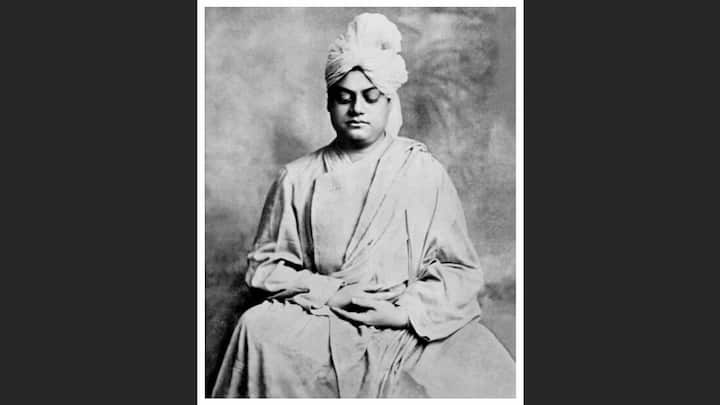 দক্ষিণেশ্বর মন্দির সাক্ষী হয়েছিল আরও একটি বড় ঘটনার। এখানেই প্রথম রামকৃষ্ণের সান্নিধ্যে আসেন নরেন্দ্রনাথ দত্ত। যাকে পরে বিশ্ব চিনেছে স্বামী বিবেকানন্দ নামে। শুধু বিবেকানন্দই নন, ওই মন্দিরে রামকৃষ্ণ পরমহংস দেবের সান্নিধ্যে এসেছেন আরও অনেক যুবক। ছবি সৌজন্য: বেলুড় মঠ