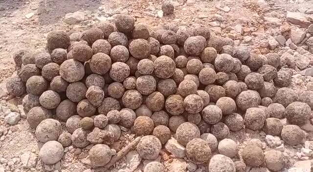 યાત્રાધામ પાવાગઢમાં પૌરાણિક તોપગોળાના અવશેષો મળી આવ્યા, જાણો વિગત An architect department found Top Gola from Yatradham Pavagadh યાત્રાધામ પાવાગઢમાં પૌરાણિક તોપગોળાના અવશેષો મળી આવ્યા, જાણો વિગત