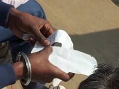 BSEB Matric Exam 2022: सेंटर के बाहर नकल के लिए पर्ची तैयार करते दिखे छात्र, खूब Viral हो रही है तस्वीर
