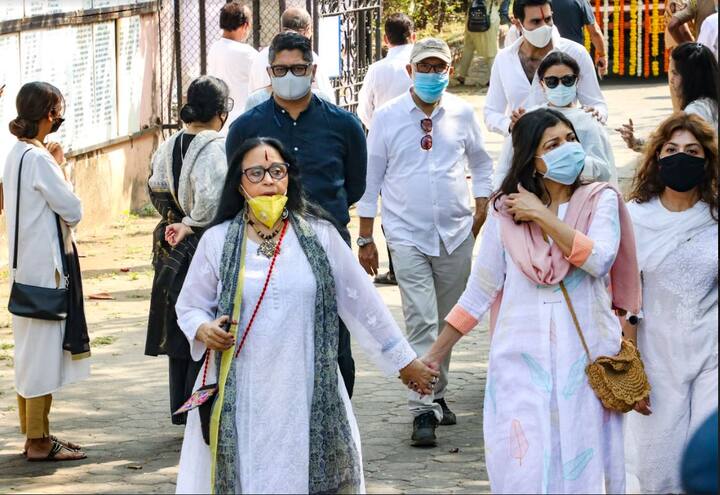 অনেকে আবার বাড়ির ব্যালকনি থেকে করজোড়ে শেষ শ্রদ্ধা জানালেন প্রিয় শিল্পীকে!