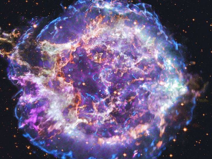 Cassiopeia A is a supernova remnant. Chandra’s observations of the cosmic object have shown how individual elements from the exploded star are being cast off into space. In the picture, X-rays reveal silicon (red), sulfur (yellow), calcium (green), and iron (light purple). | Photo: NASA Chandra X-ray Observatory