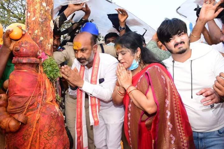 కరీంనగర్ ఎంపీ బండి సంజయ్ నిలువెత్తు బంగారాన్ని అమ్మవార్లకు సమర్పించి మొక్కులు చెల్లించుకున్నారు.