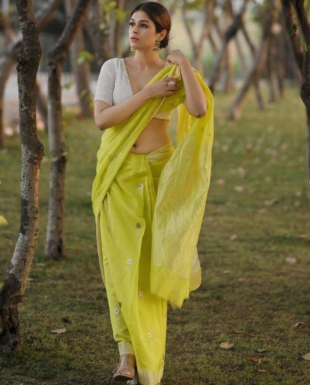 એક્ટ્રેસ શ્રદ્ધા દાસનો સાડીમાં ખૂબ જ બોલ્ડ અને હોટ અંદાજ જોવા મળ્યો છે. એક્ટ્રેસ શ્રદ્ધા દાસે સાડીમાં ઈન્સ્ટાગ્રામ પર તસવીરો શેર કરી છે. આ તસવીરો સોશિયલ મીડિયામાં ખૂબ જ ઝડપથી વાયરલ થઈ રહી છે. શ્રદ્ધા સાડીમાં ખૂબ હોટ અને બોલ્ડ લાગી રહી છે. શ્રદ્ધાએ અલગ-અલગ અંદાજમાં સાડીમાં પોઝ આપ્યા છે.