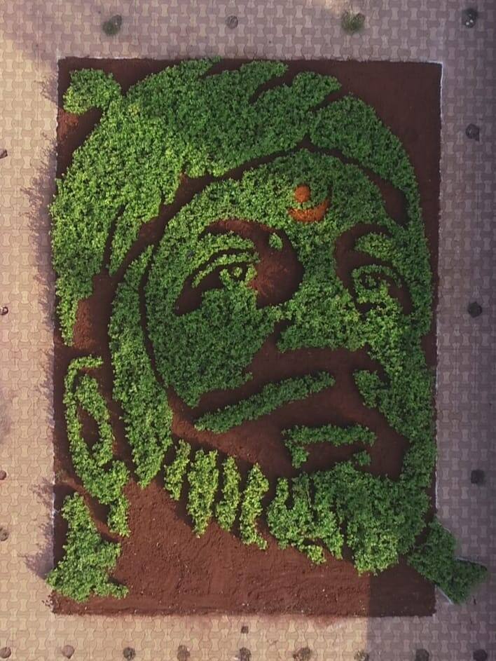 कल्याण पूर्वेतील सार्वजनिक शिवजयंती उत्सव मंडळातर्फे या वर्षीच्या शिवजयंतीनिमित्त शिवरायांना वंदन करण्यासाठी प्रतिमा साकरण्यात आली आहे