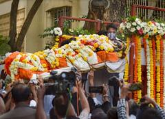 Bappi Lahiri Demise: চোখে কালো চশমা, শেষযাত্রা ডিস্কো কিং