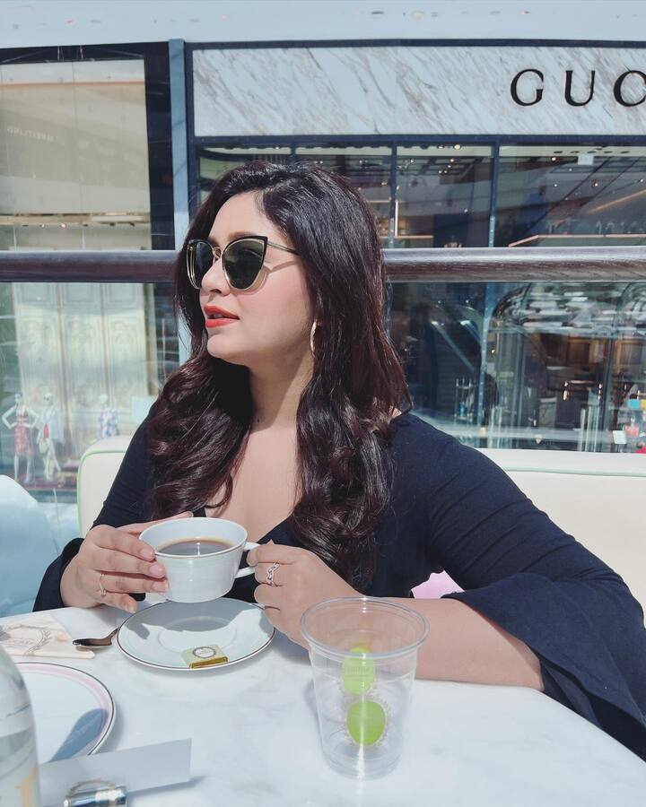 যদি সেই সফর কেবলমাত্র নিজের হয়, তাহলে তো কথাই নেই। সদ্য দীর্ঘ অসুস্থতা কাটিয়ে উঠেছেন তিনি। শরীর ঠিক হতেই নায়িকার ডেস্টিনেশন সোজা দুবাই। সেখানকার কফিশপে বসে সোশ্যাল মিডিয়ায় ভাগ করে নিয়েছেন ছবিও।