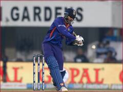 Watch: वेंकटेश अय्यर के खतरनाक शॉट से ड्रेसिंग रूम में गिर पड़े युजवेंद्र चहल और श्रेयस अय्यर, देखें वीडियो