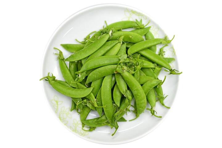 প্রথমে কড়াইশুঁটির খোসা থেকে শুঁটিগুলি ছাড়িয়ে বের করে নিতে হবে। এবার এবার শুঁটিগুলি একটি পাত্রে নিয়ে ভালো করে ধুয়ে নিতে হবে।