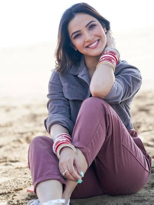 Jasmin Bhasin के इतने प्यारे लुक्स को नहीं कर पाएंगे इग्नोर