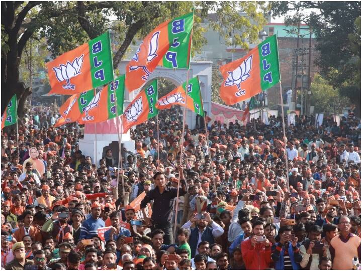 UP Election 2022: यूपी में BJP ने अपनाया प्रचार का ये नया तरीका, मूक बधिरों तक संकल्प पत्र पहुंचाने की कोशिश