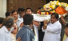 Bappi Lahiri Demise: চোখে কালো চশমা, শেষযাত্রা ডিস্কো কিং