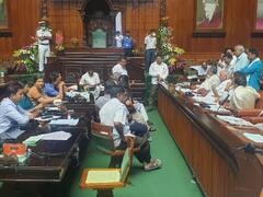 PHOTO: मंत्री ईश्वराप्पांच्या राजीनाम्यासाठी काँग्रेस आक्रमक; कर्नाटक विधानसभेतच आंदोलन सुरू