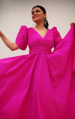 In Pics : खासच दिसते, झकास हसते! गुलाबी रंगात प्रार्थना बेहरेचा मधाळ अंदाज