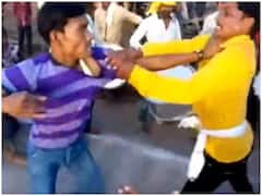 Watch: मजे से नागिन डांस कर रहे थे दो लोग, अचानक हुआ कुछ ऐसा कि चलने लगे लात-घूसे